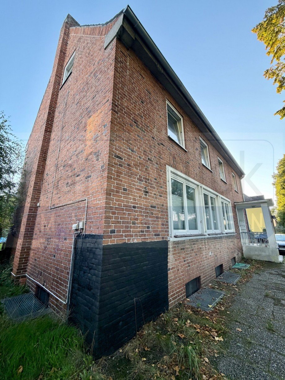 Hausseite mit Parkplatz Mehrfamilienhaus L�beck