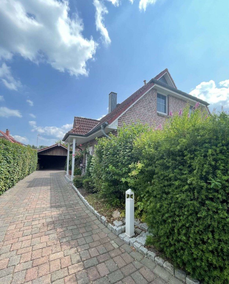 Einfahrt-Stra�enansicht Scharbeutz Einfamilienhaus Exklusives freistehendes Friesenhaus- Top Lage in Scharbeutz- L�becker Bucht