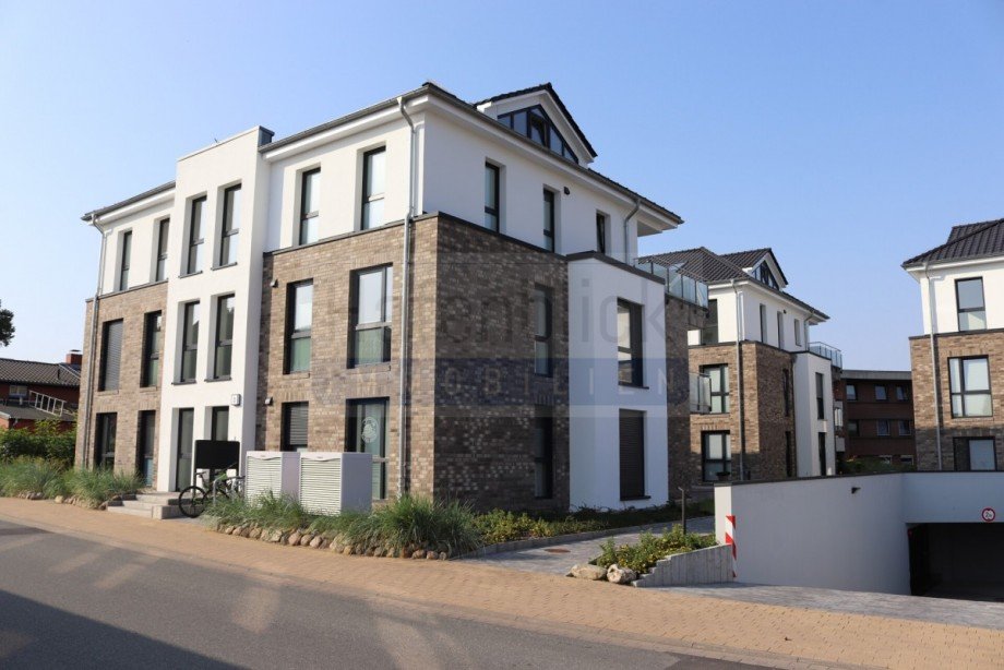 Hausfront mit Tiefgarageneinfahrt Etagenwohnung Gr�mitz