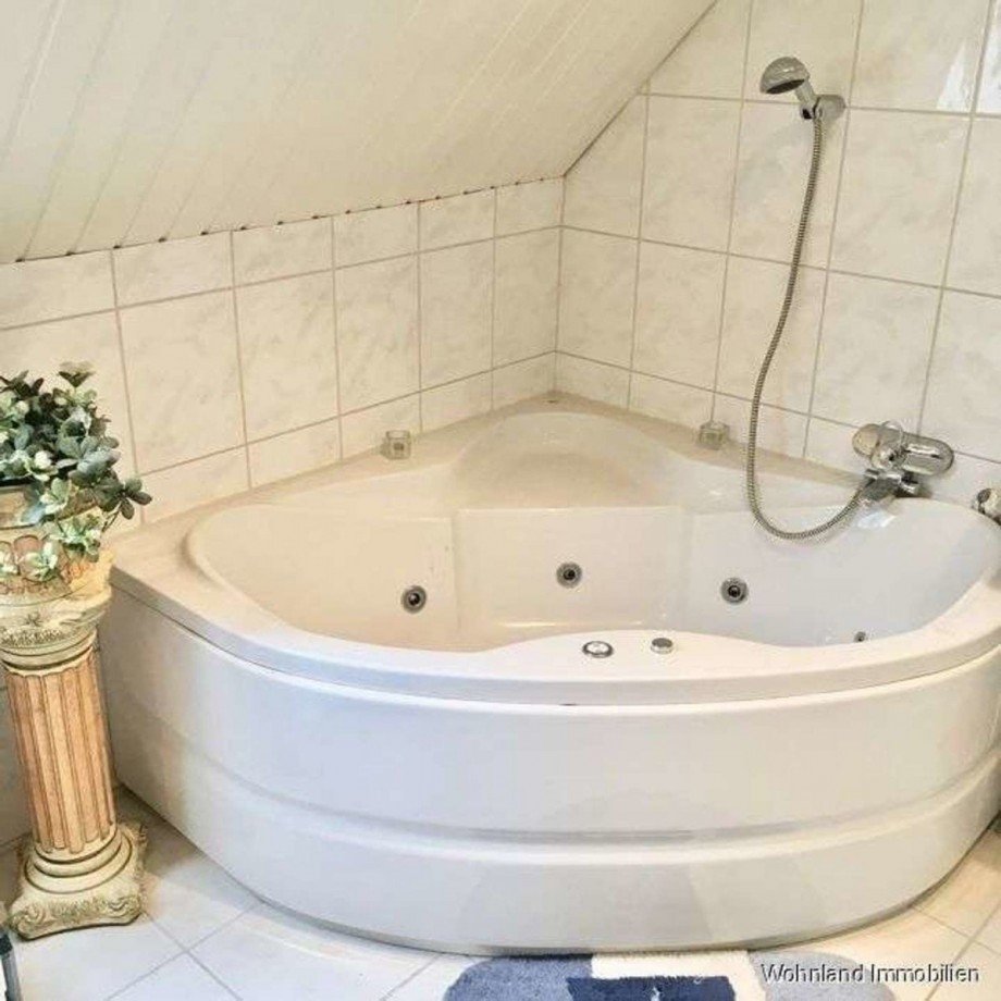 Badezimmer mit Eckbadewanne Einfamilienhaus Ammersbek