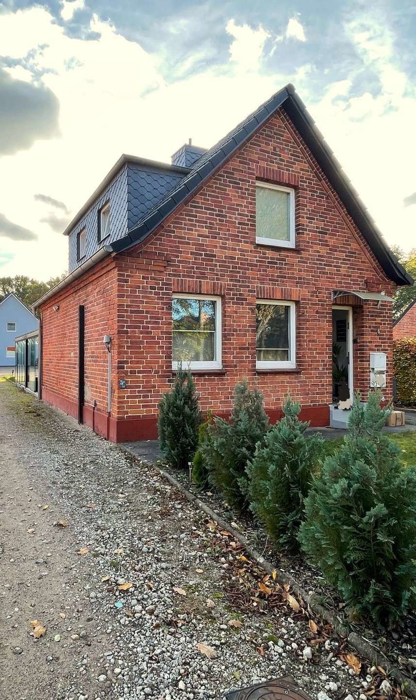 Hausfront Zufahrt Haus L�beck