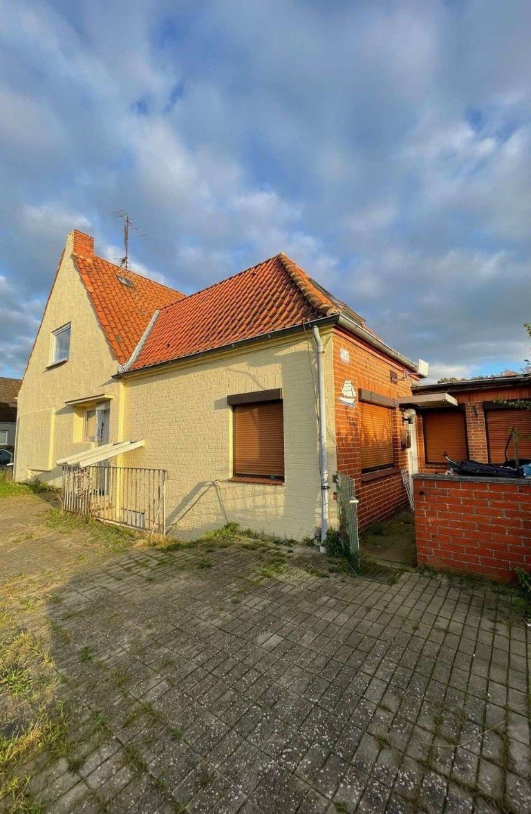 Seiteneingang. Einliegerwohnun L�beck Mehrfamilienhaus Reserviert ! 4 Parteien MFH, Eigenland, 5 Garagen- Nur einen Katzensprung zur Ostsee