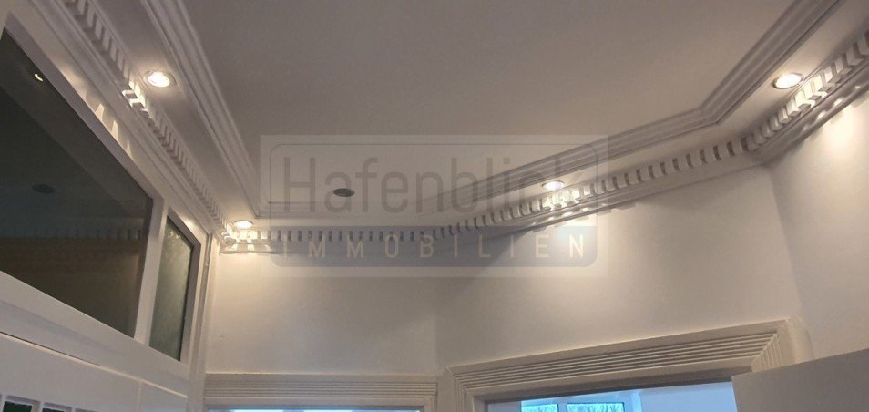 Sch�ne Stuckdecke mit Deckenleuchten Wohnung Kiel / Pries