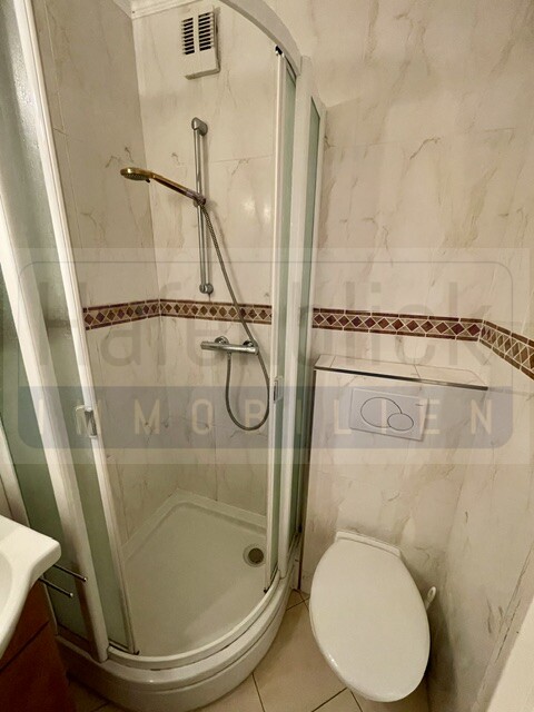 Duschbad-freih�ngende Tiolette Etagenwohnung Gr�mitz