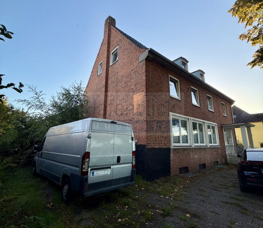 Hausfront Parkpl�tze Mehrfamilienhaus L�beck