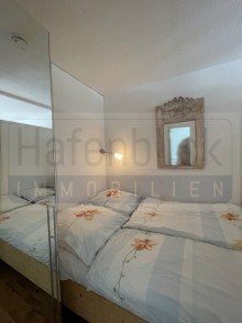 Schlafzimmer2 mit Oberlichtscheibe Ostseedomizil mit seitlichem Meerblick-modernisierte 2,5 Zi Wohnung