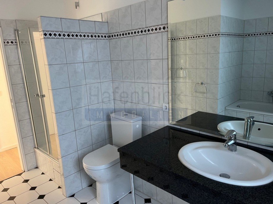 Bad mit Dusche und Wanne Etagenwohnung Reinbek