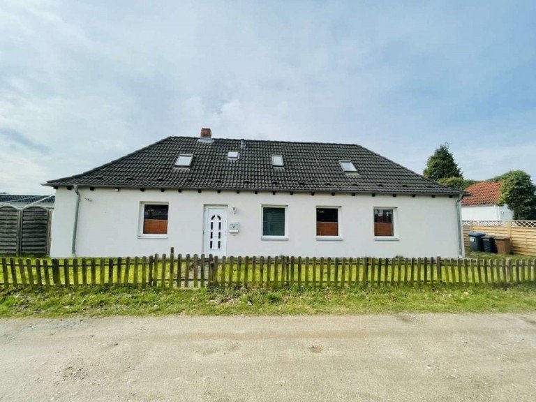 Hausfront.Eingang L�beck Einfamilienhaus Charmantes Ferienhaus in Ostseen�he auf Eigenland in ruhiger Wohnlage