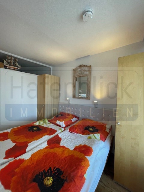 Schlafzimmer mit Fenster und Oberlicht zum Schlafzimmer Nebenan Wohnung Sierksdorf
