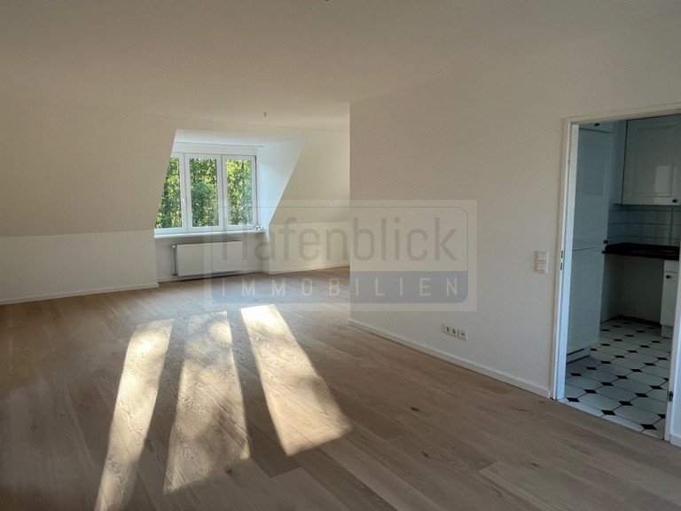 Wohnzimmer lichtdurchflutet Reinbek Etagenwohnung Stilvolle 4 Zimmer Dachgeschosswohnung mit Loggia und Tiefgaragenstellplatz in Reinbek