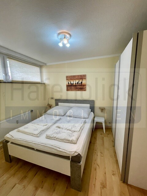 Schlafzimmer mit Boxspringbett Etagenwohnung Gr�mitz