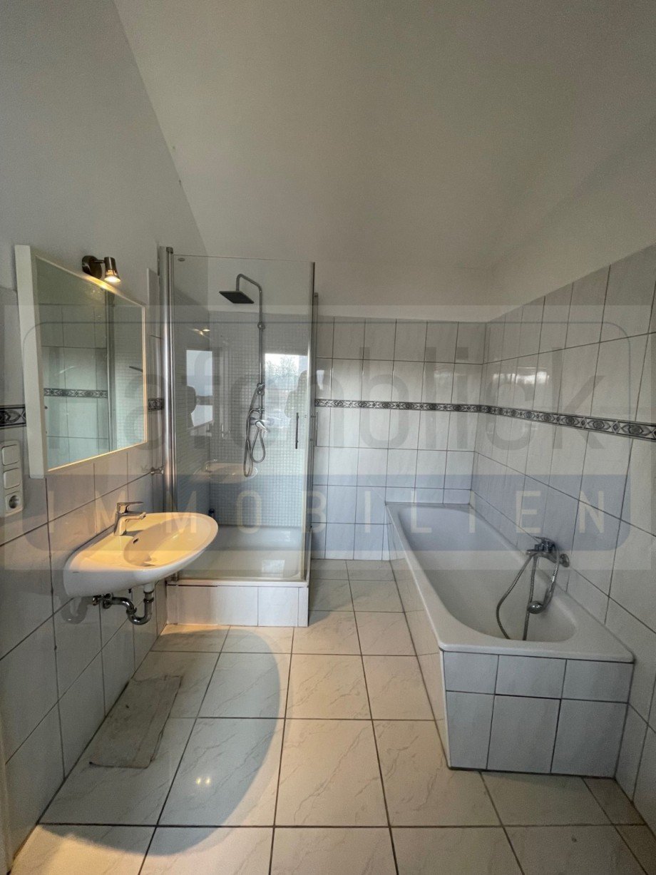 Bad mit Wanne und Dusche Einfamilienhaus Kiel / Pries