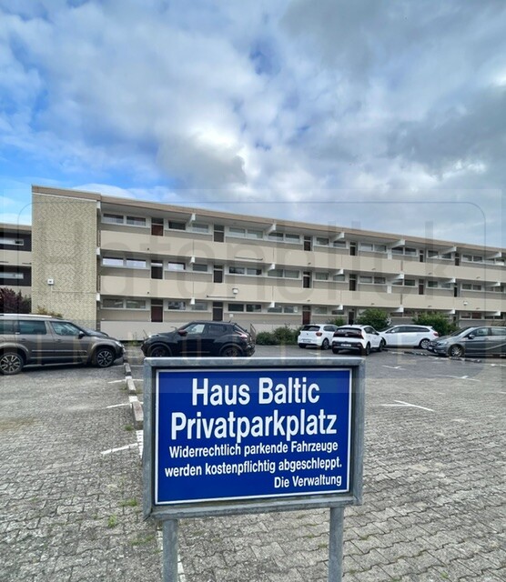 Parkplatz vor der Haust�r Etagenwohnung Gr�mitz