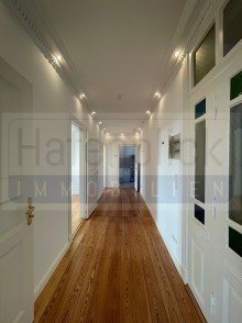 Flur mit Stuckdecke Top Lage-Wasserblick ! Sanierte 4-Zimmer-Altbau-2 Balkone-Denkmalschutz Abschreibung