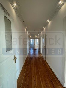 Flur mit Stuckdecke Top Lage-Wasserblick ! Sanierte 4-Zimmer-Altbau-2 Balkone-Denkmalschutz Abschreibung
