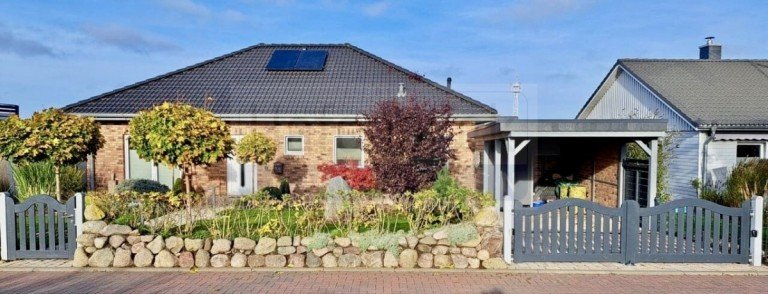 Hausfront mit Carport Heiligenhafen Bungalow Exklusiver K�stenbungalow mit Wintergarten und Meerblick auf Eigenland