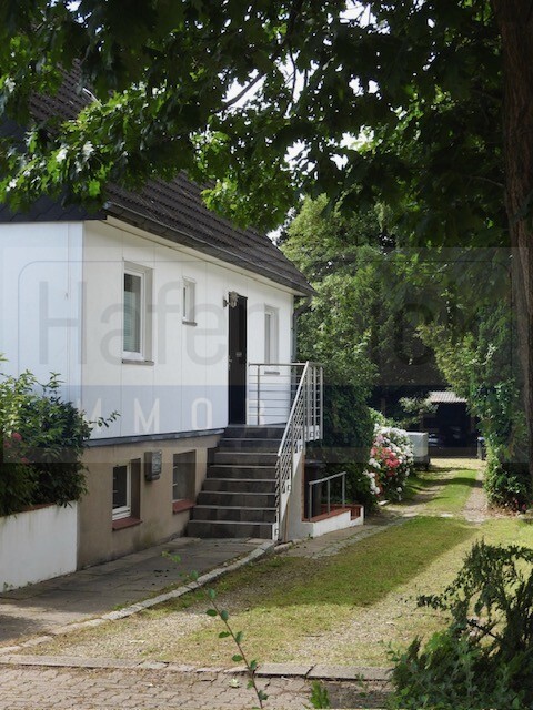 Vorderes Haus. Einfahrt zu den Carports Haus Timmendorfer Strand / Niendorf