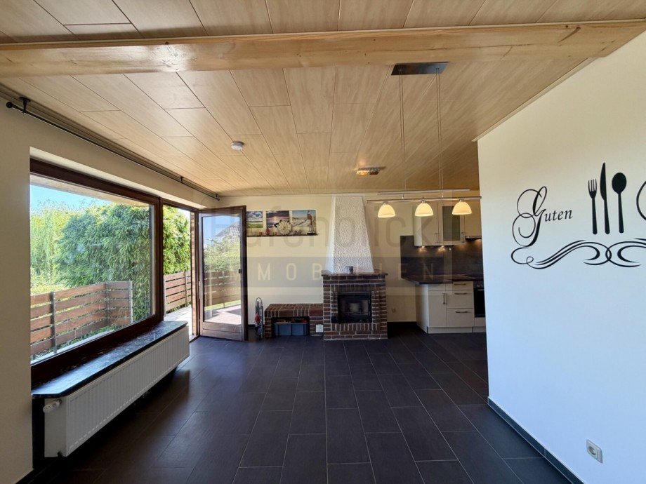 Wohnzimmer mit Kamin Bungalow Schashagen-Bliesdorf