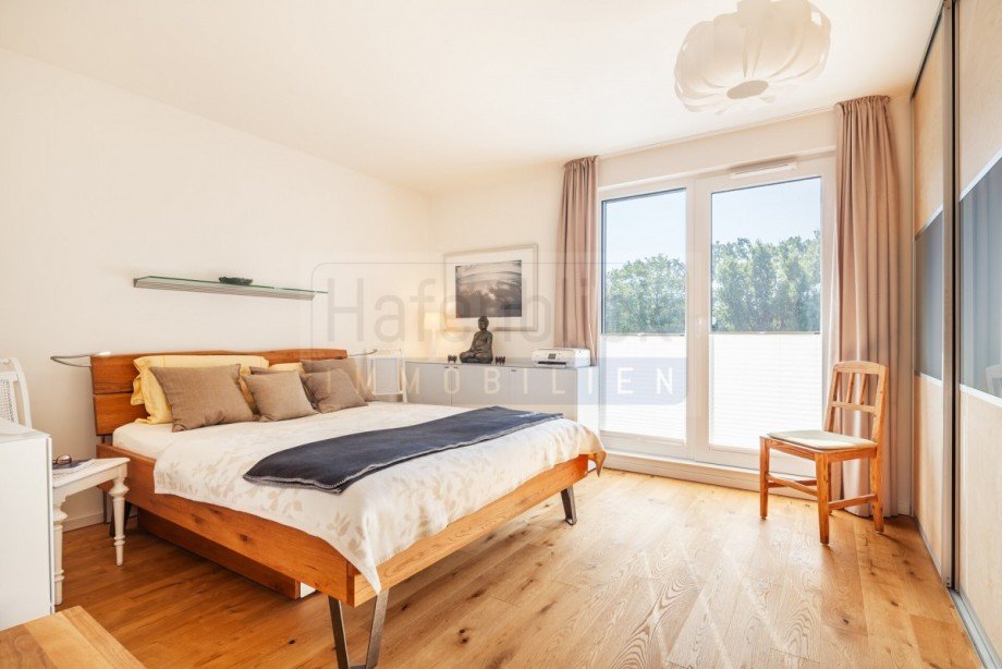 Schlafzimmer mit Terrassenfenster-Baumwipfelblick Dachgeschosswohnung Bad Schwartau